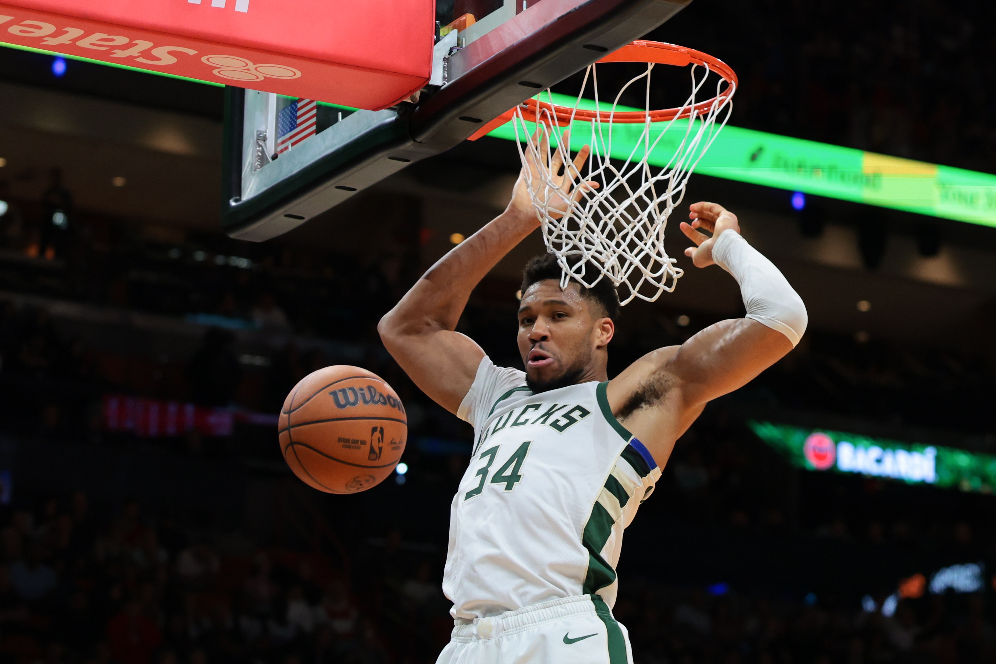 九游体育app官方入口-横冲直撞！字母哥转身隔扣赫夫 随后空篮再扣率队扩大领先